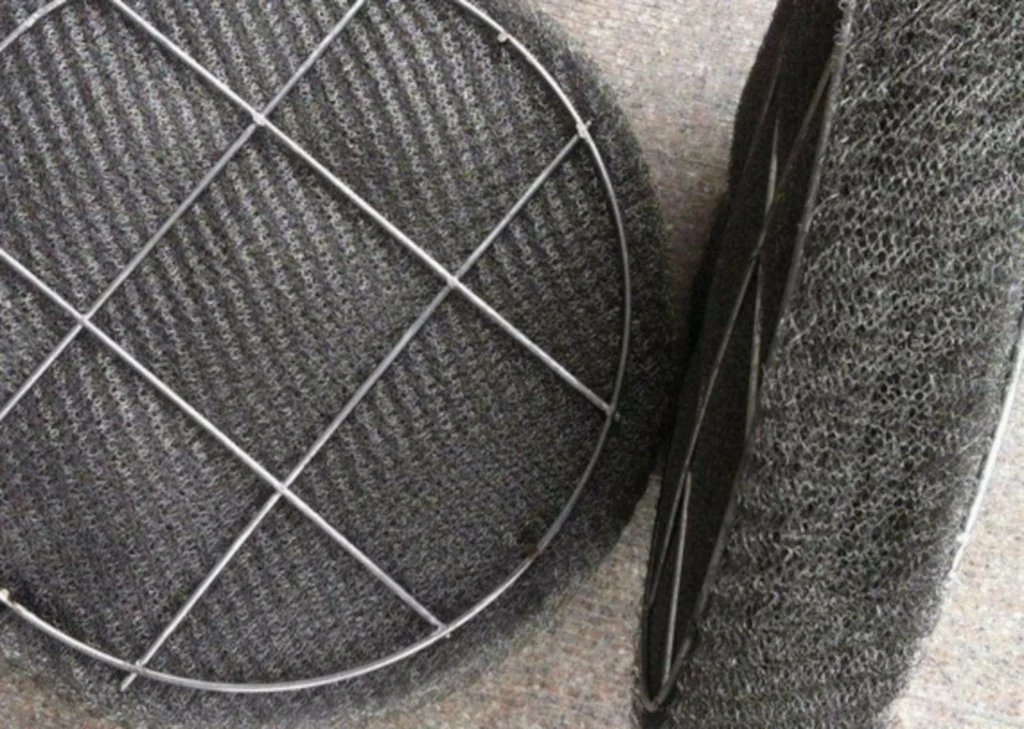 Vista interna de un demister con malla tricotada de acero – Codina Metal