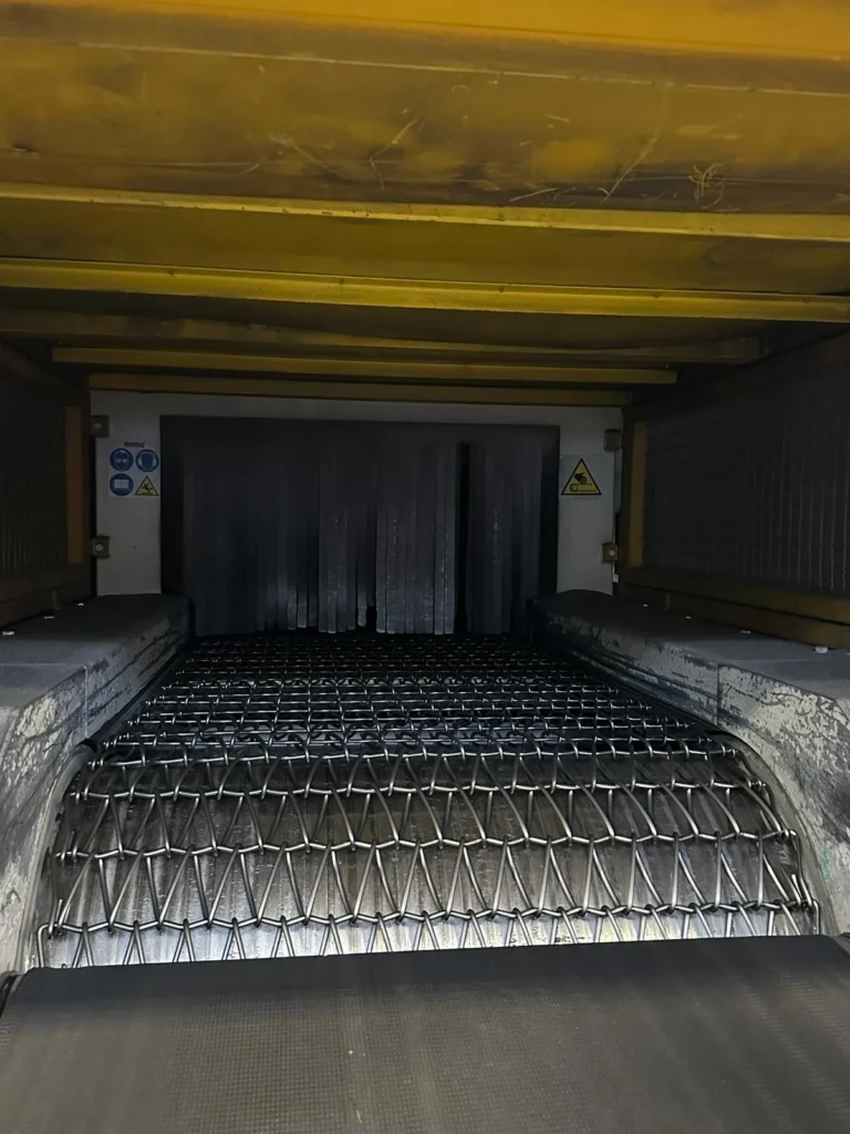 Cinta transportadora metálica para procesos de granallado de piezas industriales
