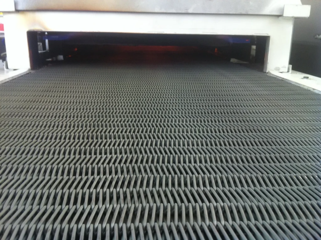 Cinta transportadora Codina entrando en horno de tratamiento térmico